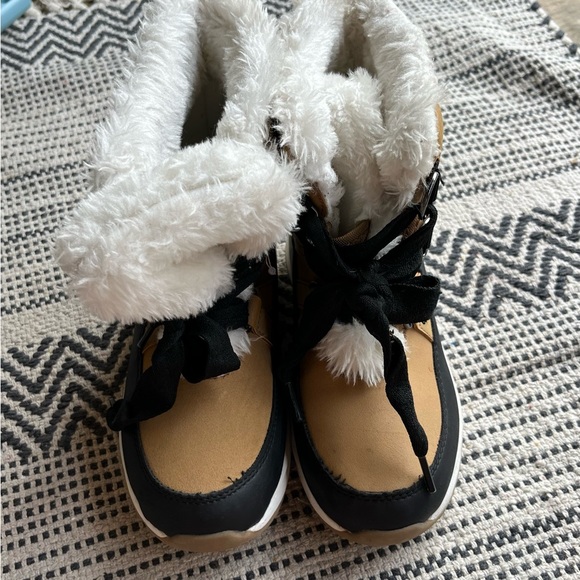 Cat & Jack girls tan and black faux fur lined thermolite winter boots size 2 - Picture 2 of 6